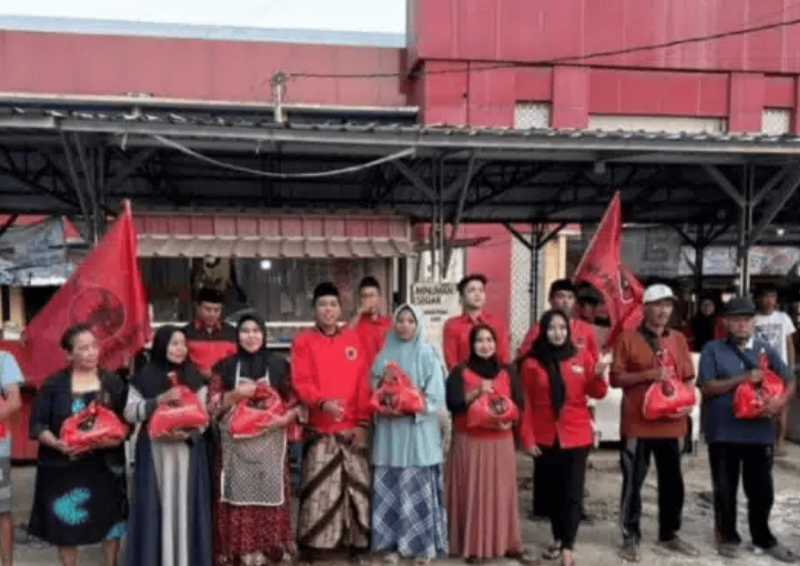 Ramadan 1447 H, Anggota DPRD Sumenep Bagikan Sembako kepada PKL (Foto: Istimewa)