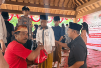 Ketua Komisi I DPRD Sumenep Darul Hasyim Fath menyerahkan tali asih saat reses (Foto: Istimewa)