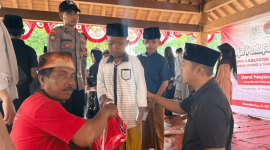 Ketua Komisi I DPRD Sumenep Darul Hasyim Fath menyerahkan tali asih saat reses (Foto: Istimewa)