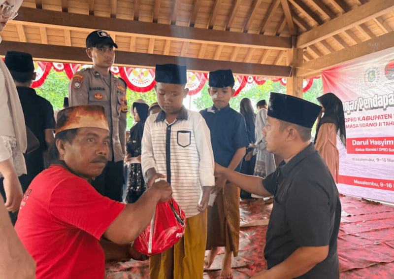 Ketua Komisi I DPRD Sumenep Darul Hasyim Fath menyerahkan tali asih saat reses (Foto: Istimewa)