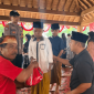Ketua Komisi I DPRD Sumenep Darul Hasyim Fath menyerahkan tali asih saat reses (Foto: Istimewa)