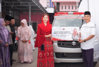 Novita Hardini Serahkan Ambulans Kemanusiaan dan Sembako (Foto: Istimewa)