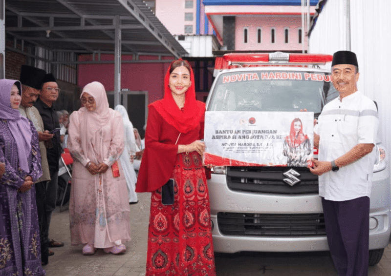 Novita Hardini Serahkan Ambulans Kemanusiaan dan Sembako (Foto: Istimewa)
