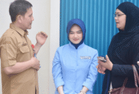 Pelepasan pemberangkatan Ulfatul Hasanah (tengah) menuju Arab Saudi oleh Disnaker Sumenep (Foto: Istimewa)