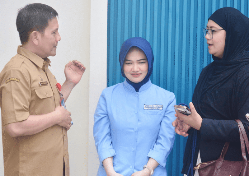 Pelepasan pemberangkatan Ulfatul Hasanah (tengah) menuju Arab Saudi oleh Disnaker Sumenep (Foto: Istimewa)