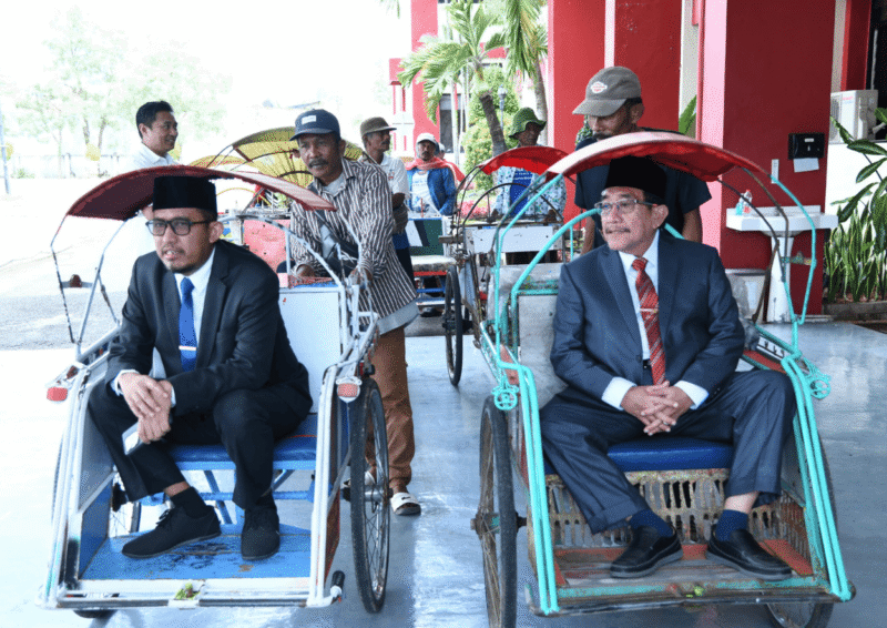 Beri Contoh Hemat BBM, Bupati Sumenep Naik Becak (Foto: Istimewa)