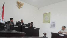 KI Sumenep gelar sidang lanjutan sengketa informasi CSR migas dan APBDes Banbaru, Senin, 13/4/2026 (Foto: Istimewa)