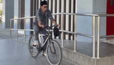 Ketua Fraksi PDIP DPRD Sumenep, H. Hosnan Abrory naik sepeda ontel ke kantor DPRD Sumenep (Foto: Istimewa)