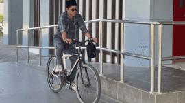 Ketua Fraksi PDIP DPRD Sumenep, H. Hosnan Abrory naik sepeda ontel ke kantor DPRD Sumenep (Foto: Istimewa)