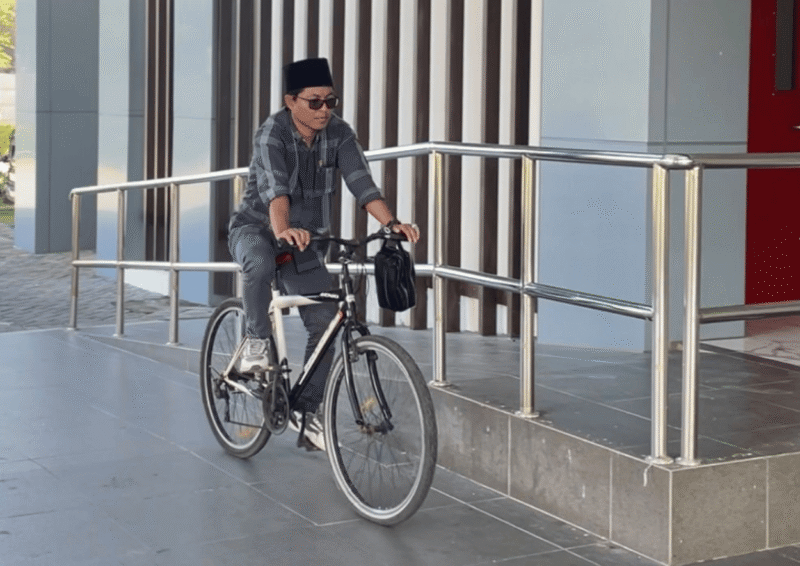 Ketua Fraksi PDIP DPRD Sumenep, H. Hosnan Abrory naik sepeda ontel ke kantor DPRD Sumenep (Foto: Istimewa)