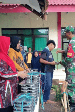 Babinsa Koramil Dasuk Kawal Distribusi MBG