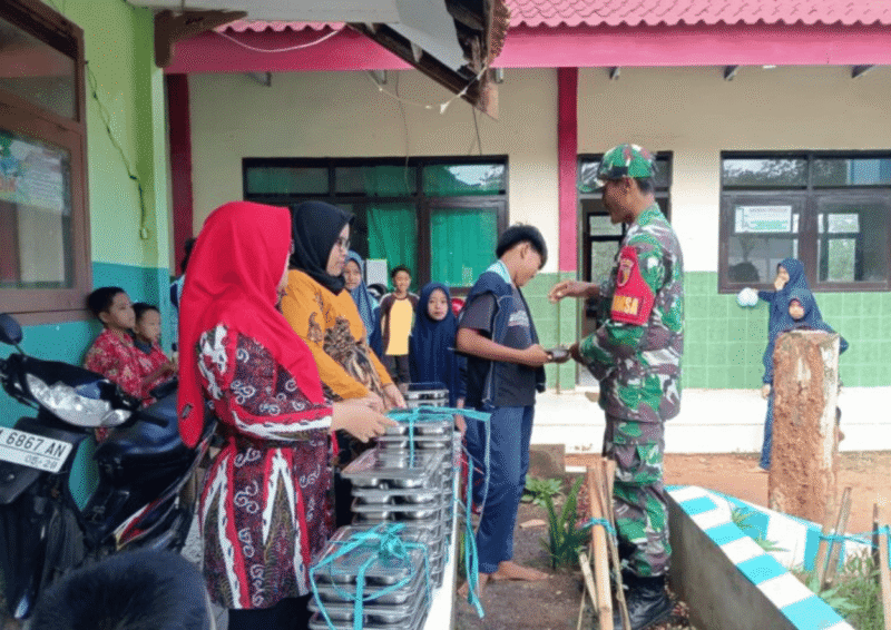 Babinsa Koramil Dasuk Kawal Distribusi MBG, Rabu, 22/4/2026 (Foto: Istimewa)