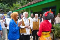 HJ Rustini Muhaimin Iskandar selaku pembina Jendela Dunia Kita dan Ratna Tiara selaku ketua kopri PC PMII DIY (for NOLESA.COM)