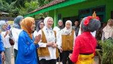 HJ Rustini Muhaimin Iskandar selaku pembina Jendela Dunia Kita dan Ratna Tiara selaku ketua kopri PC PMII DIY (for NOLESA.COM)