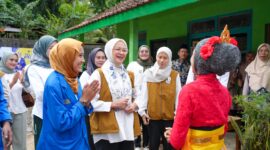 HJ Rustini Muhaimin Iskandar selaku pembina Jendela Dunia Kita dan Ratna Tiara selaku ketua kopri PC PMII DIY (for NOLESA.COM)