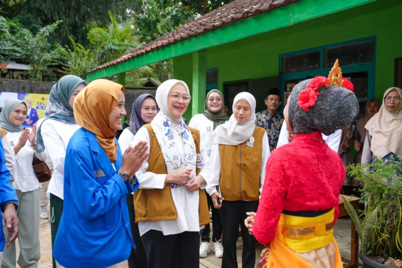 HJ Rustini Muhaimin Iskandar selaku pembina Jendela Dunia Kita dan Ratna Tiara selaku ketua kopri PC PMII DIY (for NOLESA.COM)
