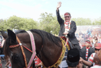 Gagah : Wakil Bupati Sumenep KH Imam Hasyim menaiki kuda dalam Festival Jaran Serek 2026 (Foto: Istimewa)