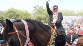 Gagah : Wakil Bupati Sumenep KH Imam Hasyim menaiki kuda dalam Festival Jaran Serek 2026 (Foto: Istimewa)