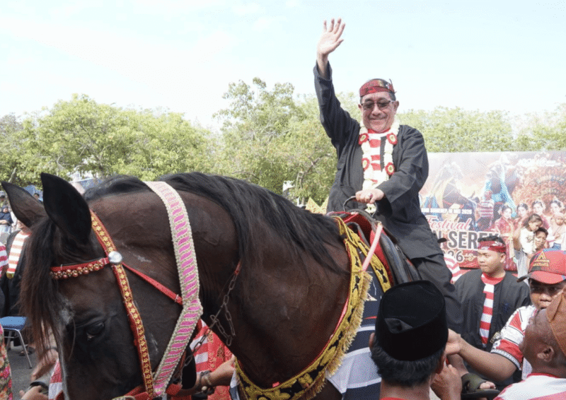 Gagah : Wakil Bupati Sumenep KH Imam Hasyim menaiki kuda dalam Festival Jaran Serek 2026 (Foto: Istimewa)