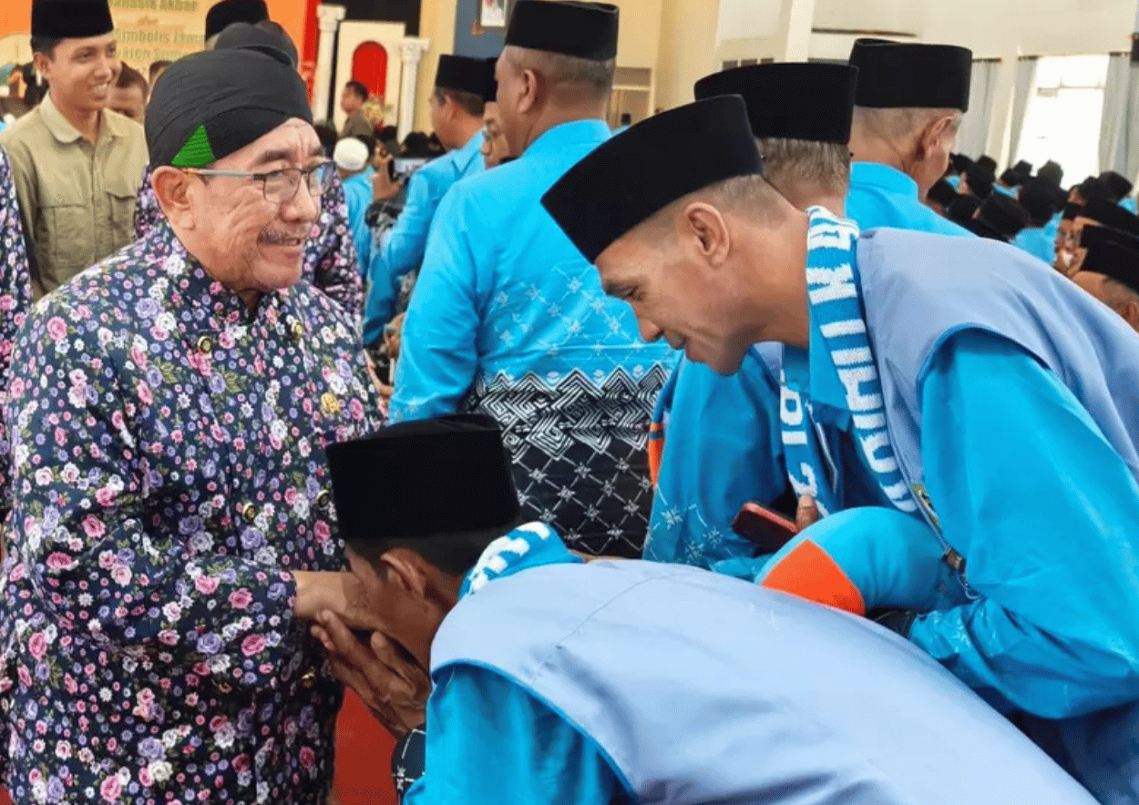 Calon jemaah haji pamit kepada Wakil Bupati Sumenep, KH Imam Hasyim (Foto: Istimewa)