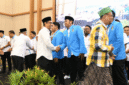 Sekda Sumenep Agus Dwi Saputra beserta seluruh undangan memberikan memberi ucapan selamat kepada DPD KNPI Sumenep periode 2026-2029 (Foto: Istimewa)
