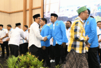 Sekda Sumenep Agus Dwi Saputra beserta seluruh undangan memberikan memberi ucapan selamat kepada DPD KNPI Sumenep periode 2026-2029 (Foto: Istimewa)