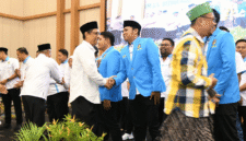 Sekda Sumenep Agus Dwi Saputra beserta seluruh undangan memberikan memberi ucapan selamat kepada DPD KNPI Sumenep periode 2026-2029 (Foto: Istimewa)
