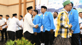 Sekda Sumenep Agus Dwi Saputra beserta seluruh undangan memberikan memberi ucapan selamat kepada DPD KNPI Sumenep periode 2026-2029 (Foto: Istimewa)