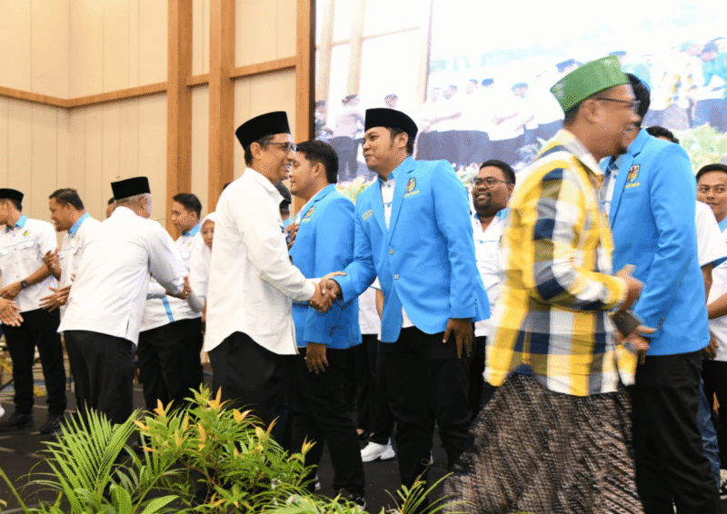 Sekda Sumenep Agus Dwi Saputra beserta seluruh undangan memberikan memberi ucapan selamat kepada DPD KNPI Sumenep periode 2026-2029 (Foto: Istimewa)