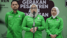 Ketua Panitia Temu Nasional Pondok Pesantren, Nihayatul Wafiroh (tengah) dalam konferensi pers pra-Temu Nasional Pondok Pesantren di Kantor DPP PKB, Jalan Raden Saleh No. 9, Jakarta Pusat, Jumat, 15/5/2026 (Foto: Istimewa)