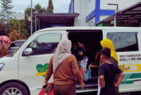 Masyarakat memanfaatkan fasilitas Mobil LaSehat RSUD dr. H. Moh. Anwar Sumenep (Foto: Istimewa)