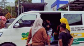 Masyarakat memanfaatkan fasilitas Mobil LaSehat RSUD dr. H. Moh. Anwar Sumenep (Foto: Istimewa)