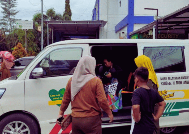 Masyarakat memanfaatkan fasilitas Mobil LaSehat RSUD dr. H. Moh. Anwar Sumenep (Foto: Istimewa)