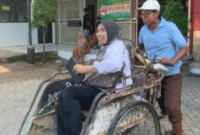 Direktur RSUD dr. H. Moh. Anwar Sumenep, dr. Erliyati, menunjukkan komitmen terhadap penghematan energi dengan menggunakan becak sebagai sarana transportasi (for NOLESA.COM)
