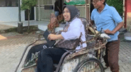 Direktur RSUD dr. H. Moh. Anwar Sumenep, dr. Erliyati, menunjukkan komitmen terhadap penghematan energi dengan menggunakan becak sebagai sarana transportasi (for NOLESA.COM)