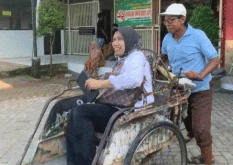 Direktur RSUD dr. H. Moh. Anwar Sumenep, dr. Erliyati, menunjukkan komitmen terhadap penghematan energi dengan menggunakan becak sebagai sarana transportasi (for NOLESA.COM)