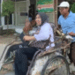 Direktur RSUD dr. H. Moh. Anwar Sumenep, dr. Erliyati, menunjukkan komitmen terhadap penghematan energi dengan menggunakan becak sebagai sarana transportasi (for NOLESA.COM)