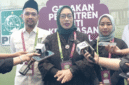 Ketua panitia Temu Nasional Pesantren Nihayatul Wafiroh melayani wawartawan saat wawancara