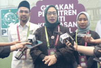 Ketua panitia Temu Nasional Pesantren Nihayatul Wafiroh melayani wawartawan saat wawancara