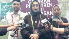 Ketua panitia Temu Nasional Pesantren Nihayatul Wafiroh melayani wawartawan saat wawancara