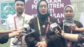 Ketua panitia Temu Nasional Pesantren Nihayatul Wafiroh melayani wawartawan saat wawancara
