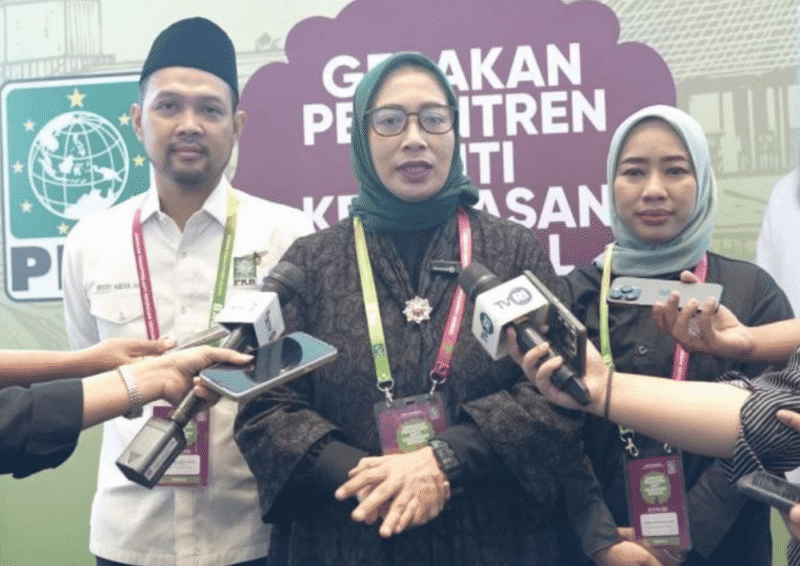 Ketua panitia Temu Nasional Pesantren Nihayatul Wafiroh melayani wawartawan saat wawancara