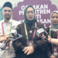 Ketua panitia Temu Nasional Pesantren Nihayatul Wafiroh melayani wawartawan saat wawancara