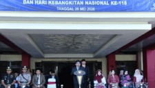 Wakil Bupati Sumenep KH Imam Hasyim pimpin upacara Hardiknas dan Harkitnas ke-118 (Foto: Istimewa)