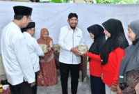 Bupati Sumenep, Dr. H. Achmad Fauzi Wongsojudo bersama Wabup KH. Imam Hasyim secara simbolis menyalurkan daging kurban kepada penerima (Foto: Istimewa)