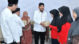 Bupati Sumenep, Dr. H. Achmad Fauzi Wongsojudo bersama Wabup KH. Imam Hasyim secara simbolis menyalurkan daging kurban kepada penerima (Foto: Istimewa)