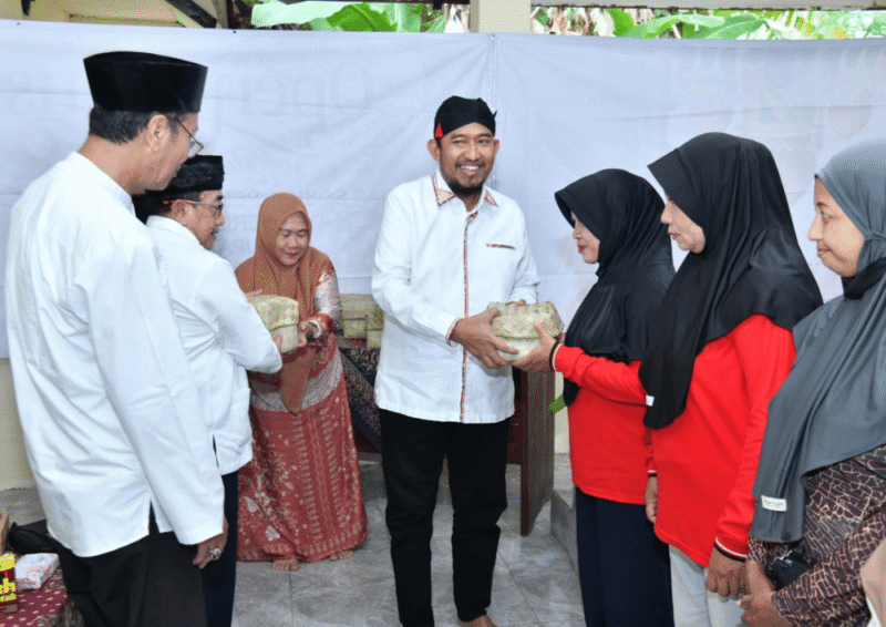 Bupati Sumenep, Dr. H. Achmad Fauzi Wongsojudo bersama Wabup KH. Imam Hasyim secara simbolis menyalurkan daging kurban kepada penerima (Foto: Istimewa)
