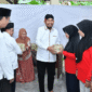 Bupati Sumenep, Dr. H. Achmad Fauzi Wongsojudo bersama Wabup KH. Imam Hasyim secara simbolis menyalurkan daging kurban kepada penerima (Foto: Istimewa)
