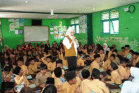 Founder Jendela Dunia Kita (JDK), Rustini Muhaimin terus mengkampayekan gerakan literasi di kalangan pelajar (Foto: Istimewa)