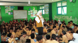 Founder Jendela Dunia Kita (JDK), Rustini Muhaimin terus mengkampayekan gerakan literasi di kalangan pelajar (Foto: Istimewa)